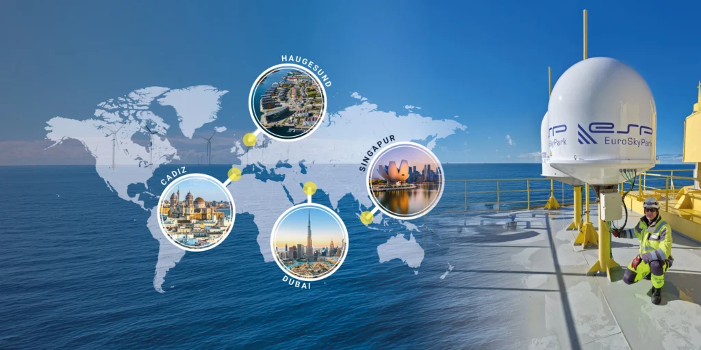 Composing aus 3 Elementen: Im Hintergrund Meer und am Horizont Offshore-Windräder. Links zentral im Fokus eine Weltkarte mit 4 hervorgehobenen Orten: Cadiz, Haugesund, Dubai und Singapur. Rechts ESP-Antennen mit einem Mitarbeiter auf der Plattform.